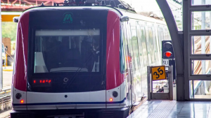 Usuaria Metro SD resulta herida al caer una luz de las instalaciones