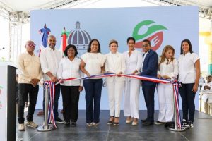 Vicepresidenta inaugura obras sociales y deportivas en el sur