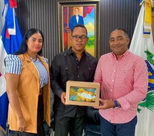 Ayuntamiento de Verón reconoce al cineasta Andrés de la Cruz