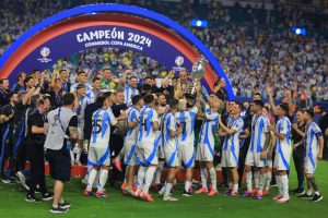 Argentina, campeona América y del Mundo, retiene título tras salida de Messi