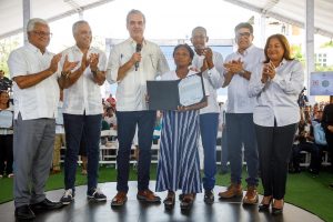 Presidente entrega hoy 1,800 títulos propiedad en Esperanza