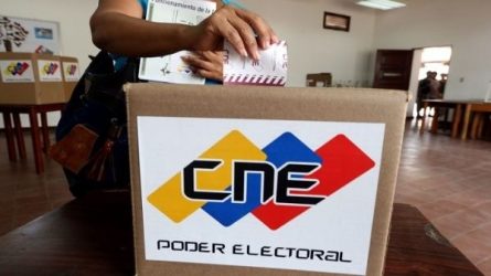 EU urge Maduro permita entrada expresidentes observar elecciones