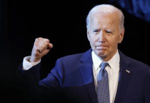 Biden dice sigue “plenamente comprometido» en la campaña