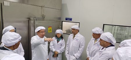 VIETNAM: Ministro Agricultura RD visita laboratorio vacunas PPA