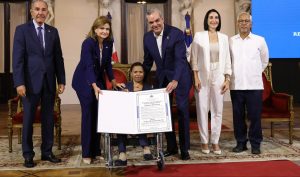 Abinader premia la excelencia magisterial de cinco docentes