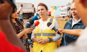 Alcaldesa dice trabajan para dejar limpio malecón de Santo Domingo