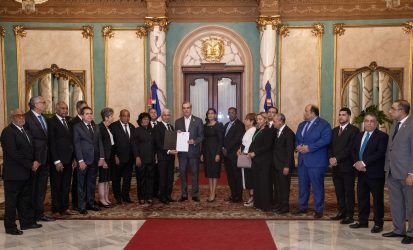 Abinader recibe de congresistas resolución de presidente electo Abinader recibe de congresistas resolución de presidente electo
