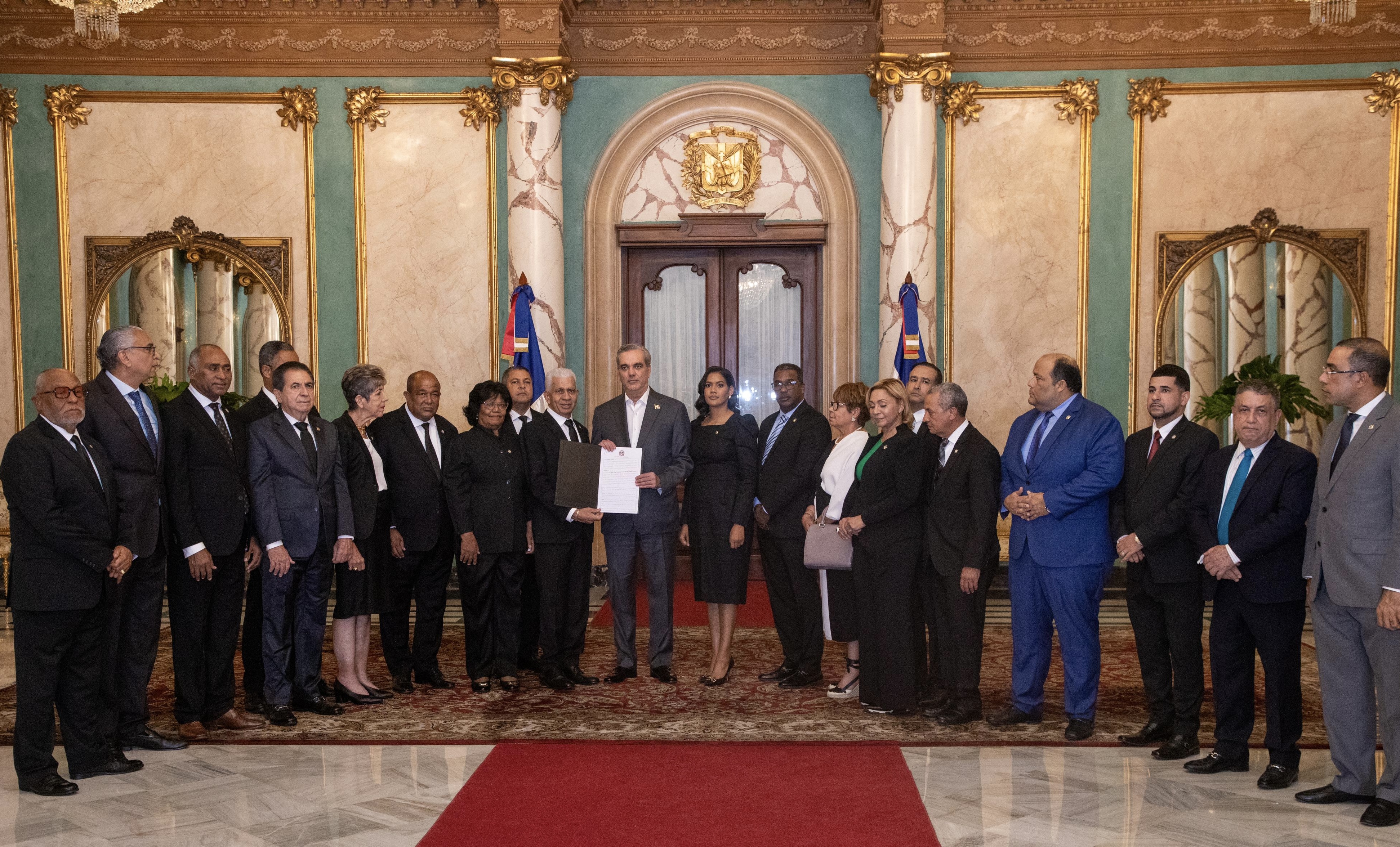 Abinader recibe de congresistas resolución de presidente electo imagen