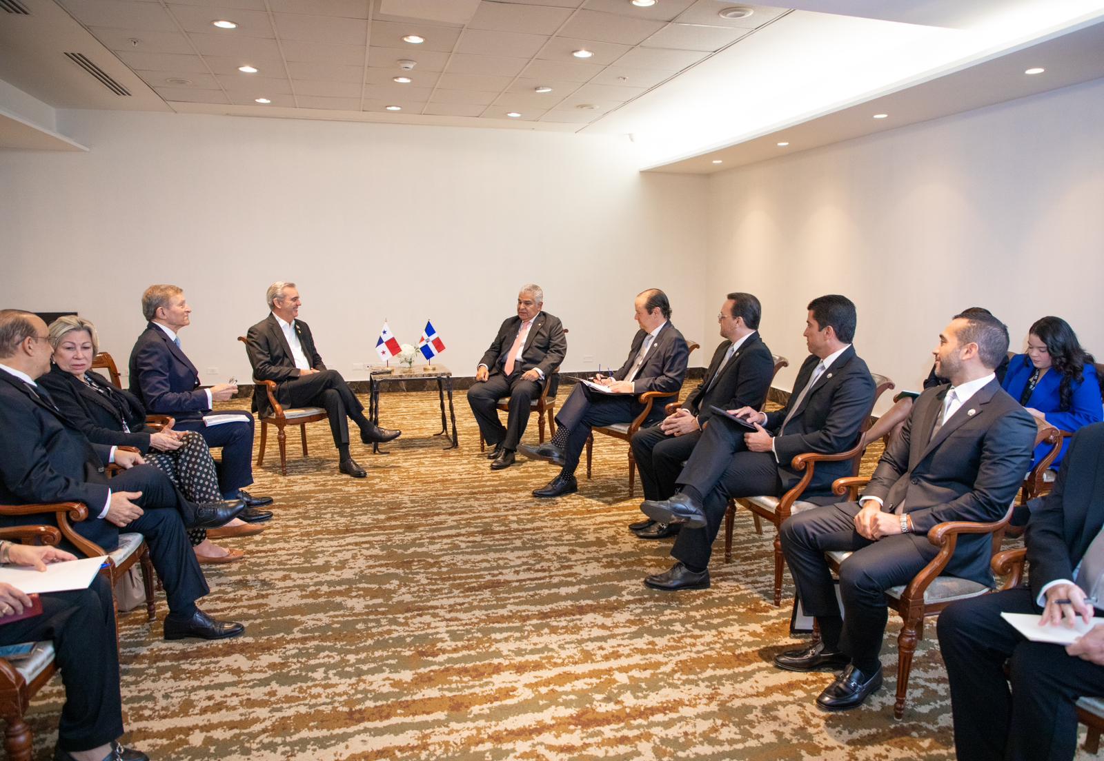 Abinader habla con presidentes Panamá, Costa Rica y Honduras imagen