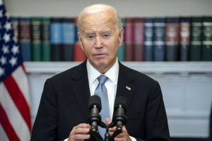 Biden reconoce «fue error» decir había poner a Trump «en la diana»