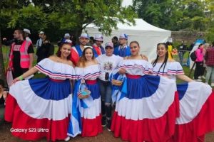 ESCOCIA: Dominicana participa en carnaval de Edimburgo