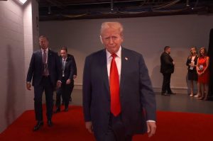 Trump reaparece con venda en la oreja en convención republicana