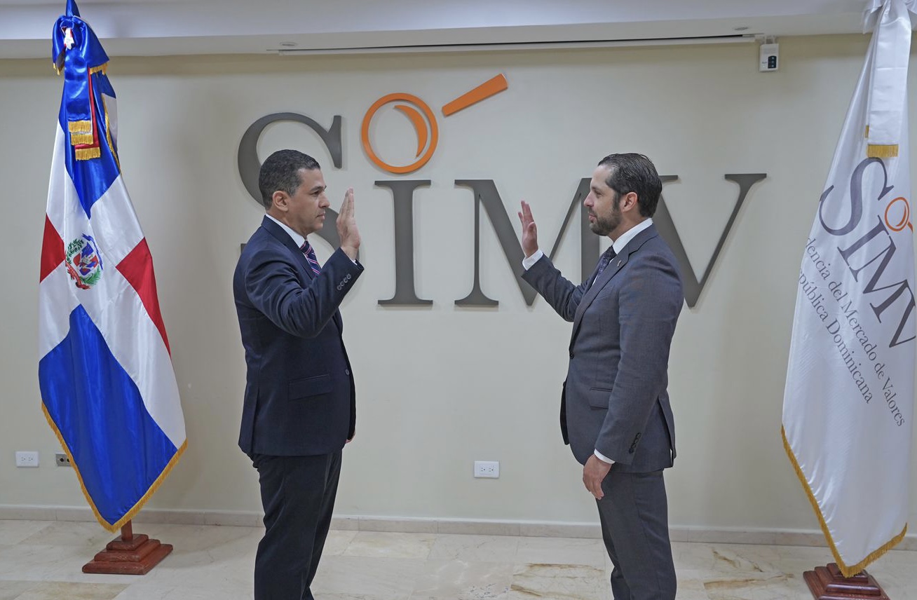Superintendente juramenta a Intendente Mercado de Valores imagen