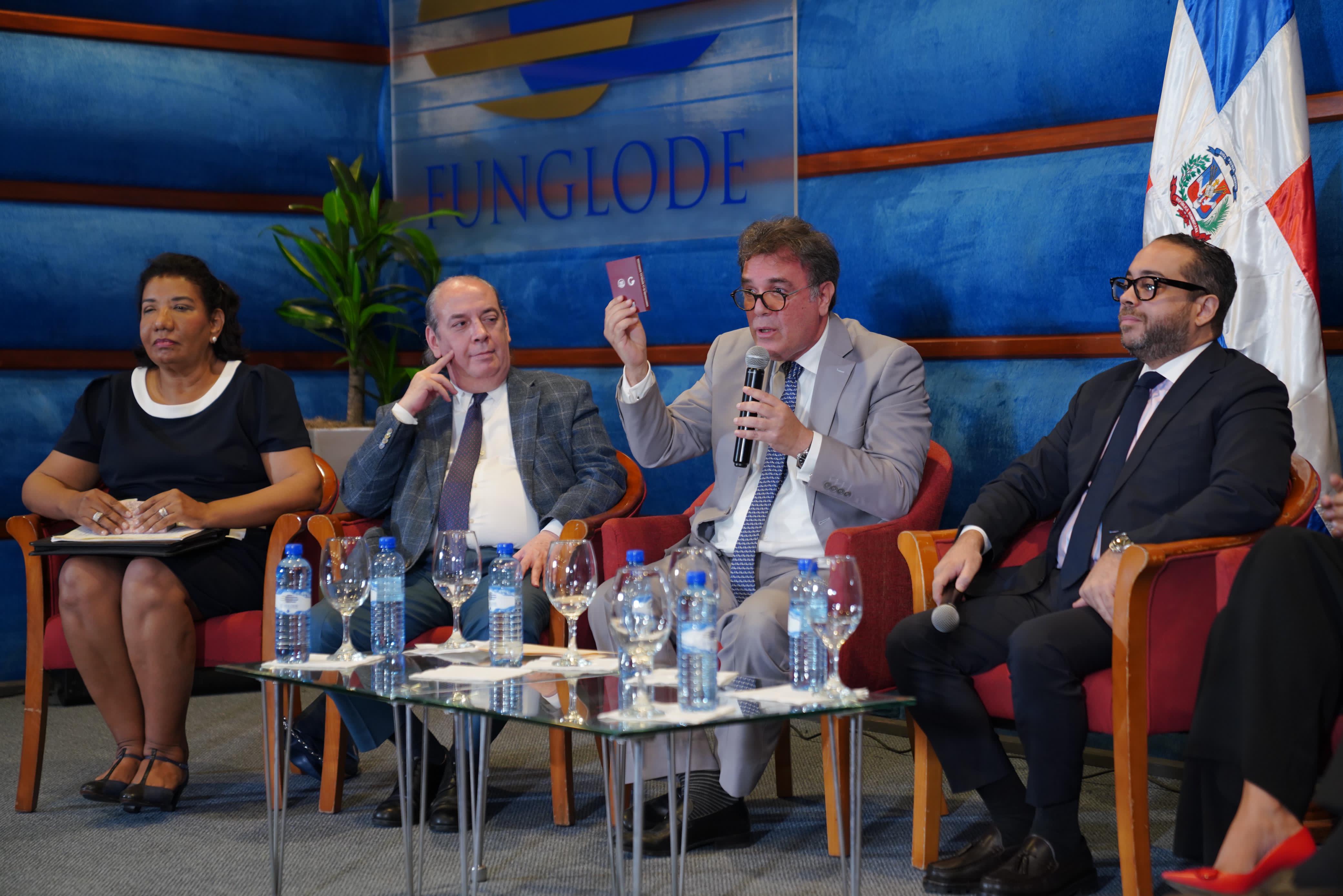 Juristas fustigan plan reforma del Presidente Luis Abinader imagen