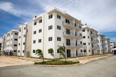 Gobierno entrega apartamentos Boca Chica y títulos en Nisibon