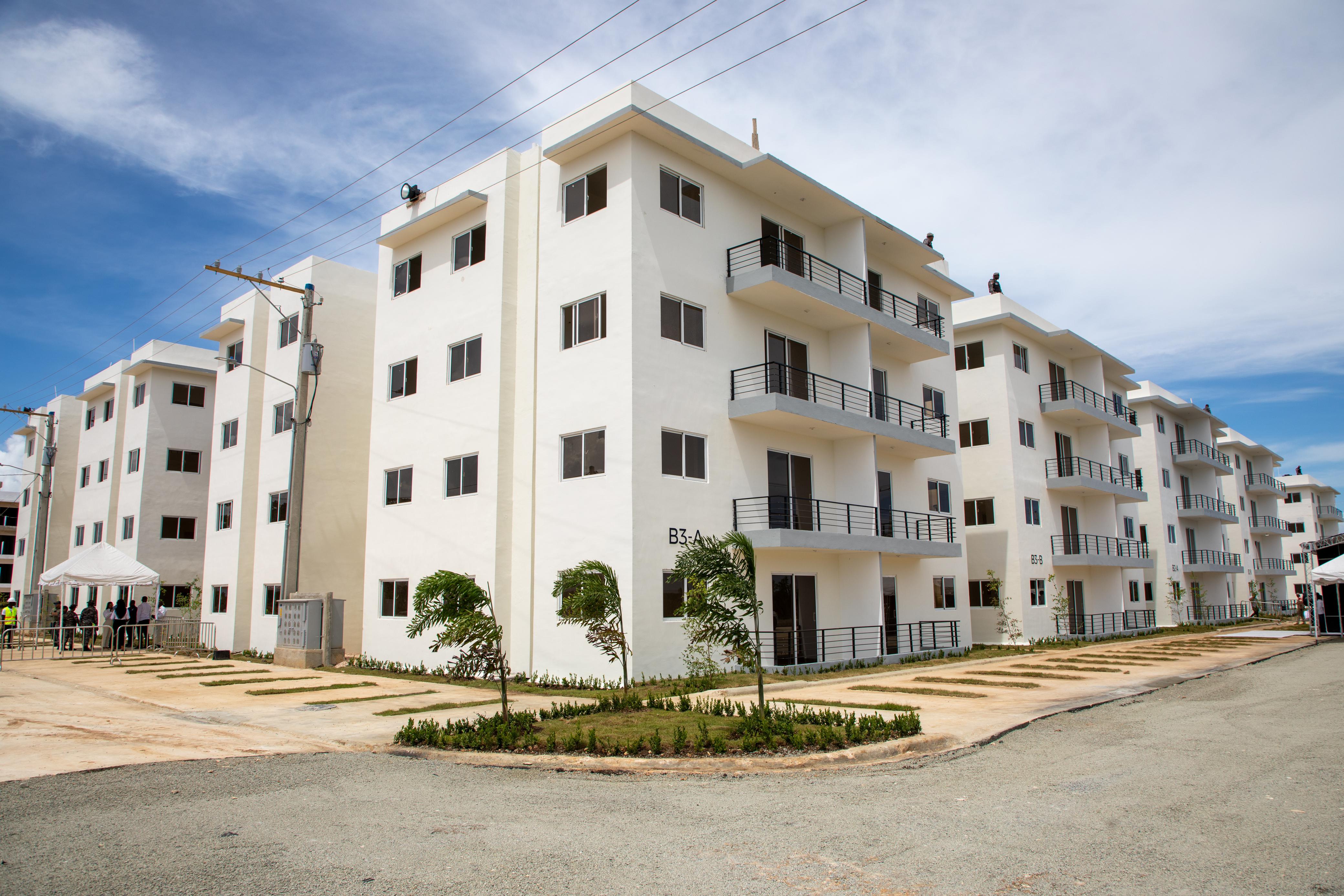 Gobierno entrega apartamentos Boca Chica y títulos en Nisibon imagen