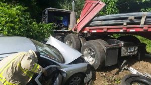 Seis heridos en choque de camión y una camioneta en Piedra Blanca