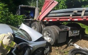 Seis heridos en choque de camión y una camioneta en Piedra Blanca Seis heridos en choque de camión y una camioneta en Piedra Blanca
