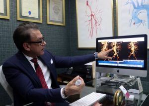 Cirujano realiza procedimiento para eliminar aneurisma aorta