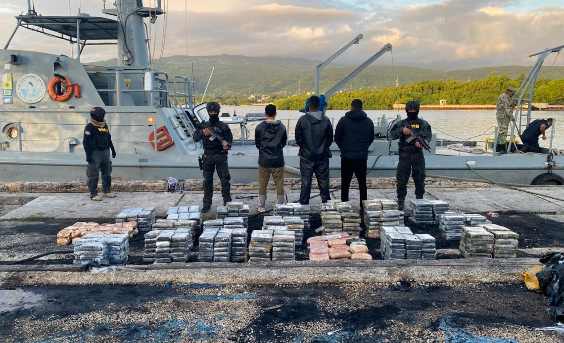 Apresan tres e incautan 556 paquetes cocaína en Barahona imagen