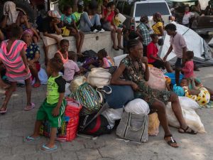 Tensión en capital haitiana, desplazados emplazan gobierno