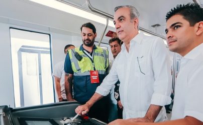 Abinader condujo Monorriel de Santiago con grupo de pasajeros