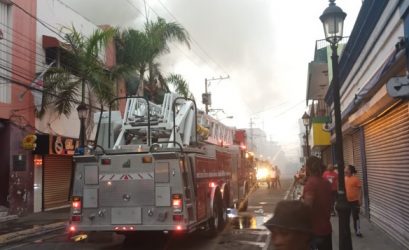 SANTIAGO: Incendio de magnitud afectó mercado modelo SANTIAGO: Incendio de magnitud afectó mercado modelo