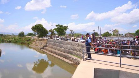 Primer ministro de Haití visita canal sobre el río Masacre