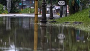 Graves inundaciones y cortes de luz generalizados en Puerto Rico