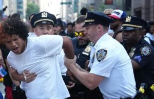 NY: Policía desvía y acorta Desfile Dominicano debido a caos y pelea