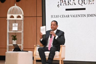 Valentín presentó su libro “Elecciones separadas, ¿para qué?”