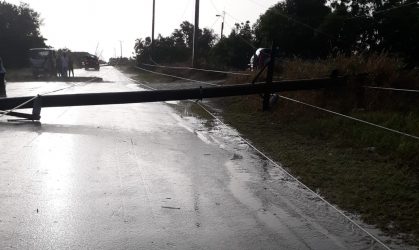 Tornado deja a oscuras zonas de tres provincias del Suroeste