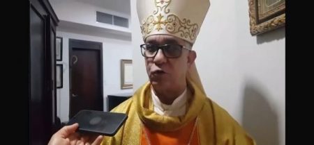 Arzobispo de Santiago respalda el «blindaje» a la Constitución