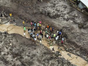 INDONESIA: Al menos 13 turistas muertos por avalancha de tierra