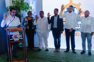 Constructores presentan nueva directora; juramentan a socios