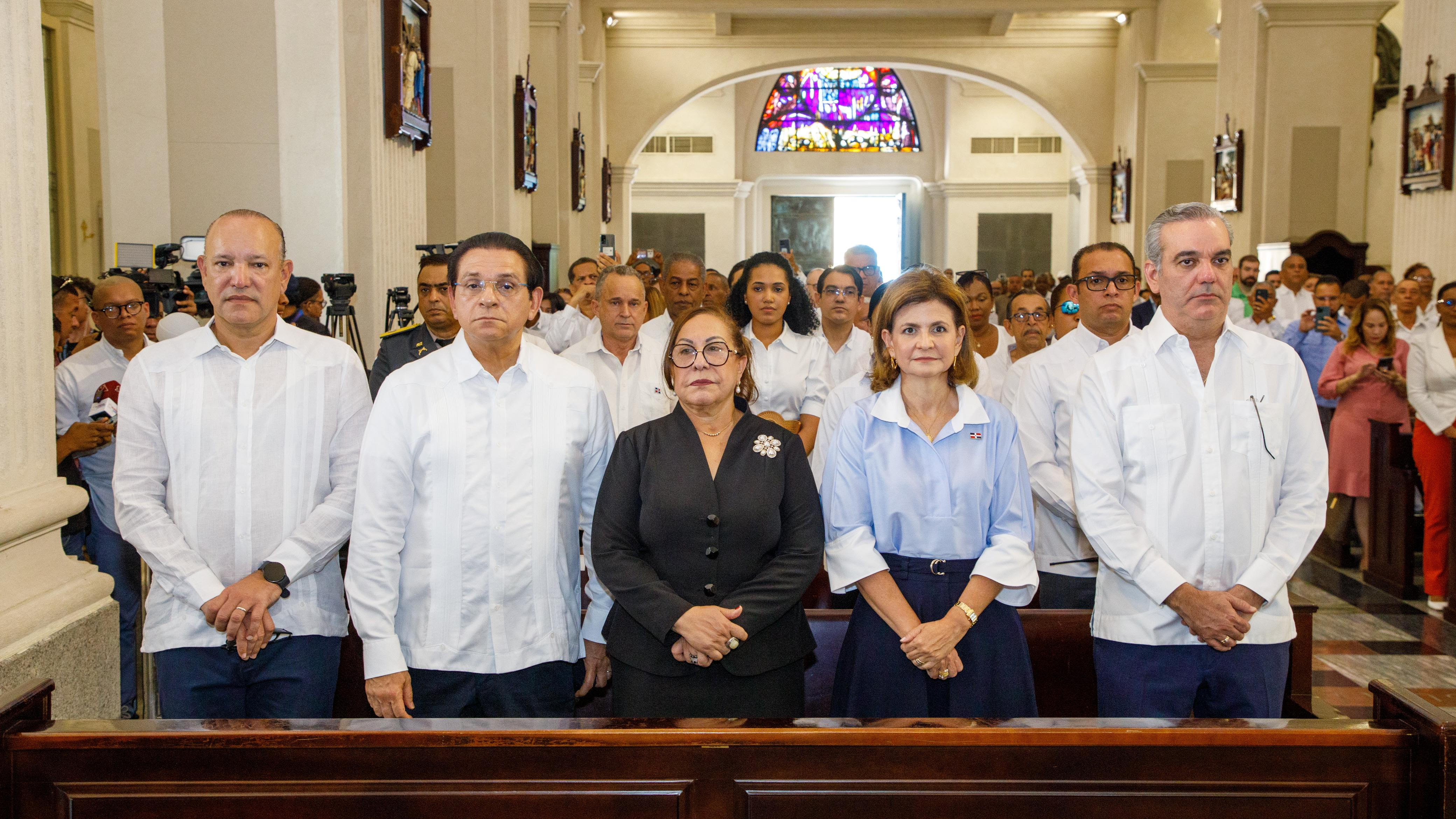 Abinader y Peña asisten a misa por el inicio del nuevo Gobierno imagen