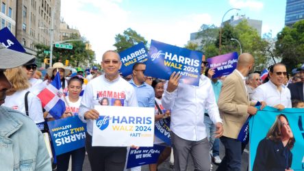 NY: Un centenar de dominicanos secunda marcha apoyo a Kamala