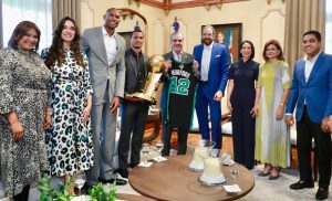 Presidente dominicano entrega condecoración a Al Horford