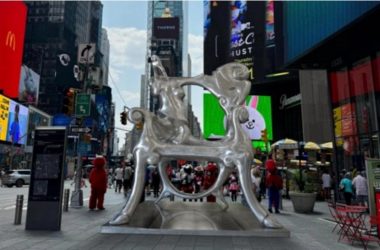 NY: Exhiben escultura del artista Iván Tovar en Times Square