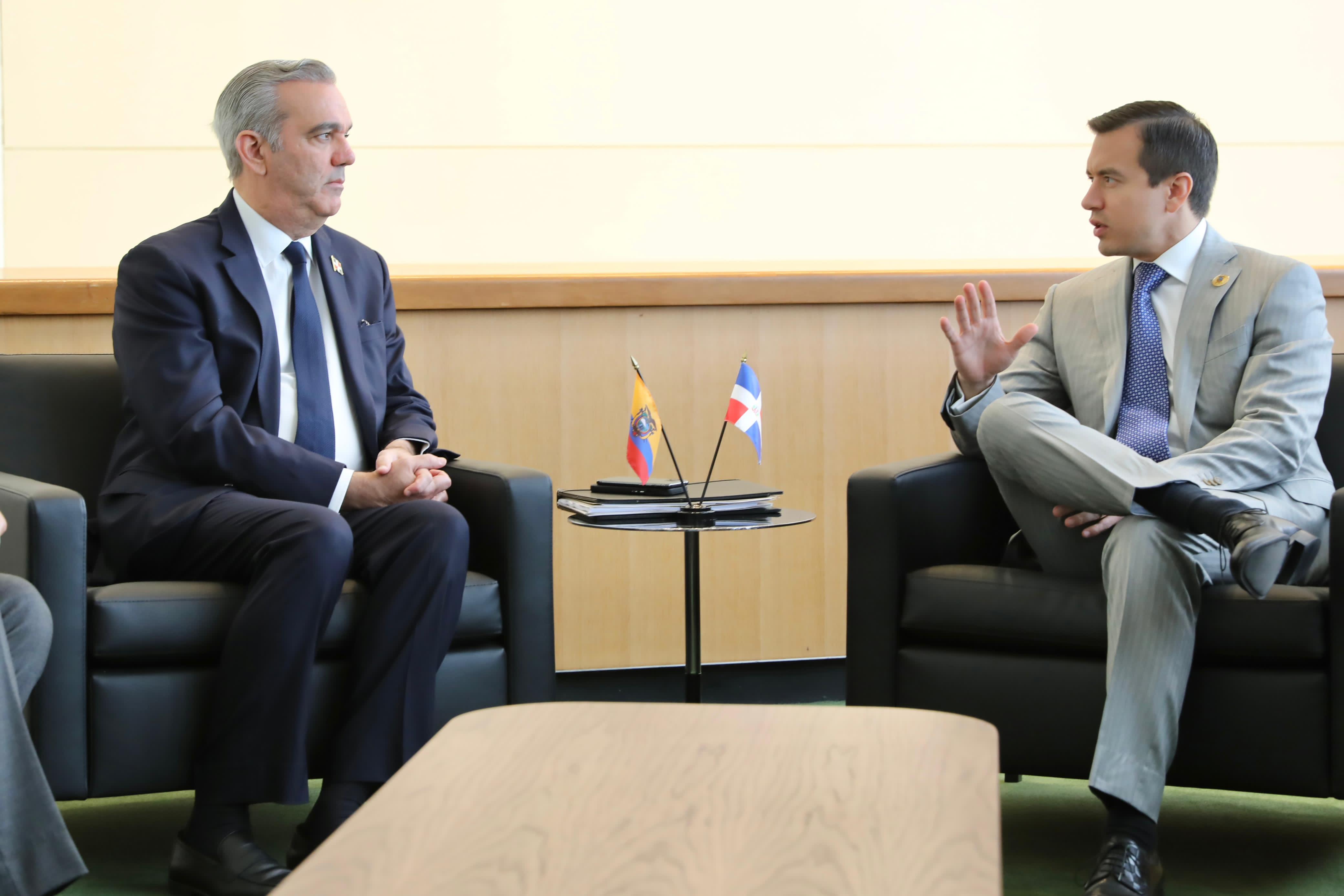 Abinader se reúne con Presidente Ecuador y funcionaria de la UNU imagen