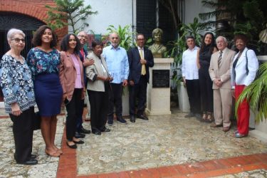 Develizan busto honor profesora Idelisa Bonnelly de Calventi