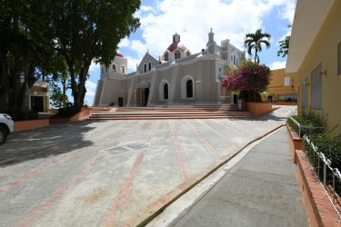 MOPC reconstruye parqueo y aceras Santuario del Santo Cerro