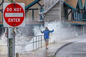 Helena se convierte en tormenta tropical y deja tres muertos