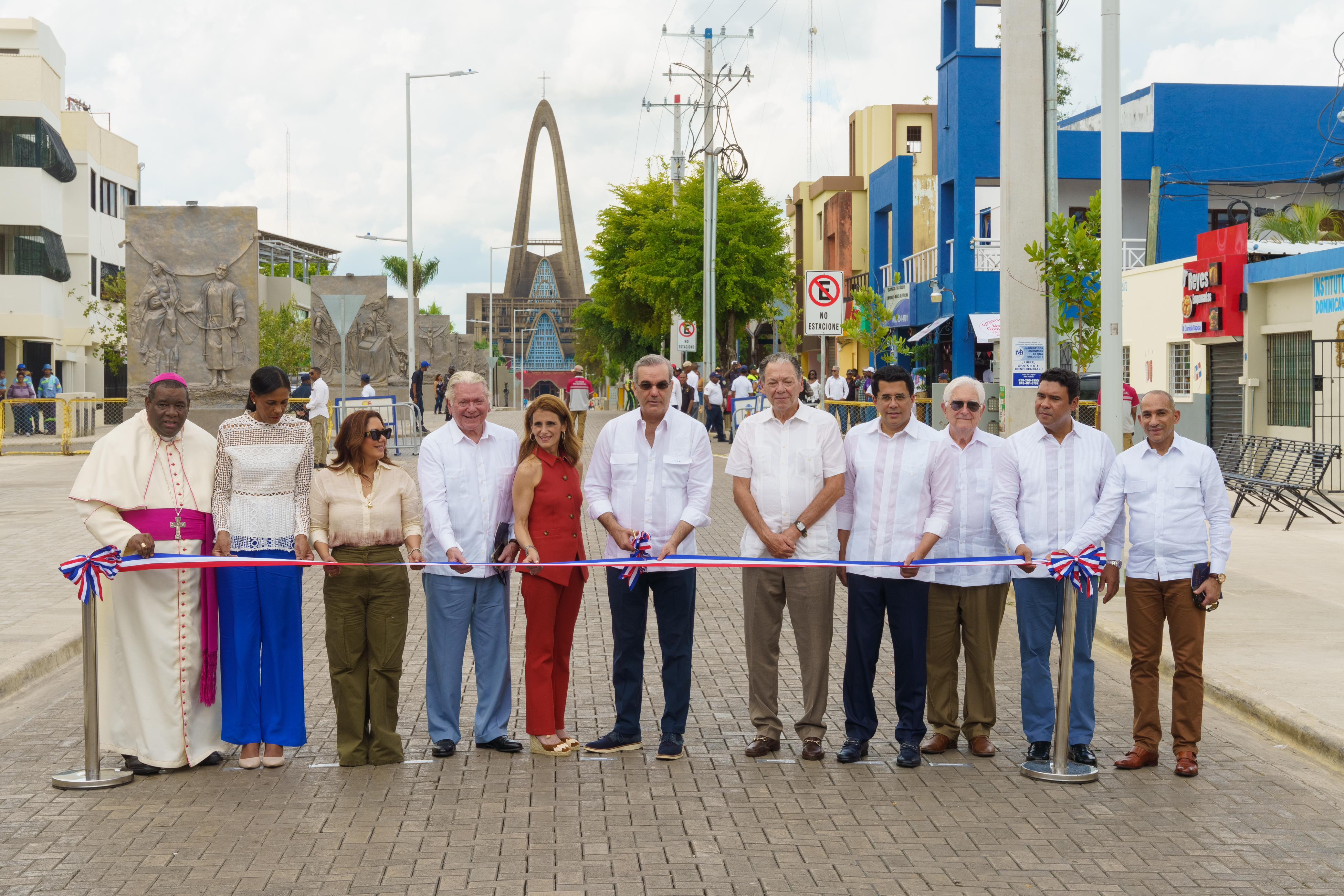 Gobierno inaugura obras en el entorno de la basílica Higüey imagen