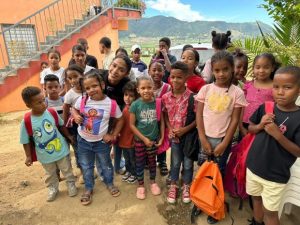 Steffany Constanza lleva alegría a niños provincia La Vega