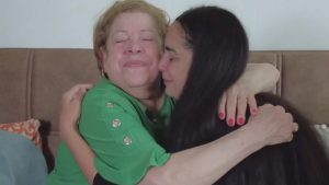 NY: Dominicana se reencuentra con su hija después de 42 años