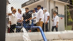 Prometen solución problema de aguas negras en Los Guaricanos