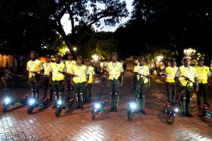 Agentes en patinetas en la Zona Colonial para agilizar el tránsito