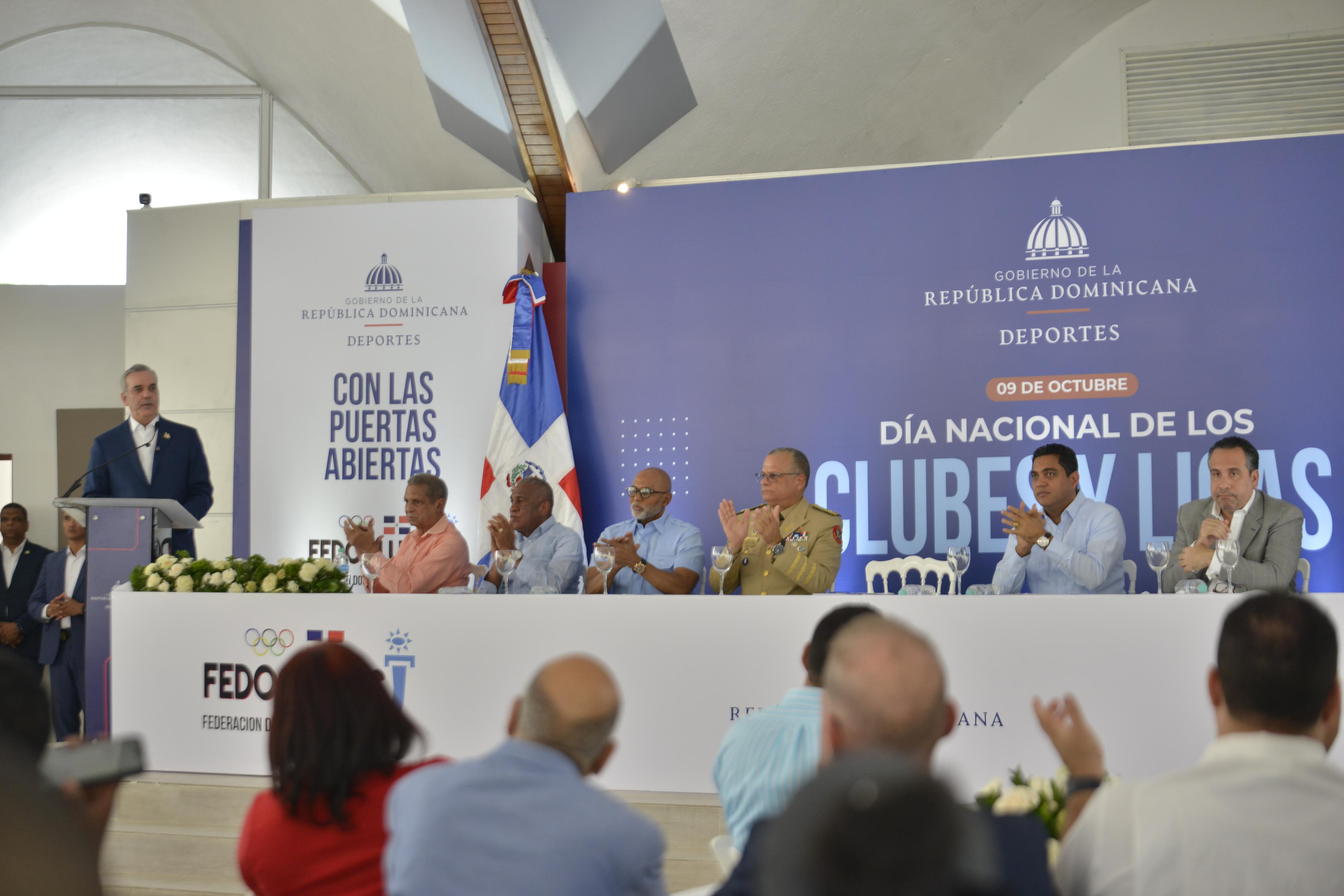 Presidente dominicano anuncia construcción 45 polideportivos imagen