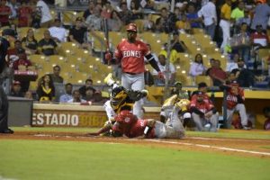 Leones siguen invictos; Licey apabulla Estrellas; Toros ganan